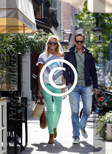 Amsterdam 17 augustus 2013
Tessa van Hoof met haar vriend op de cornelis schuytstraat.
Peter Smulders bv
