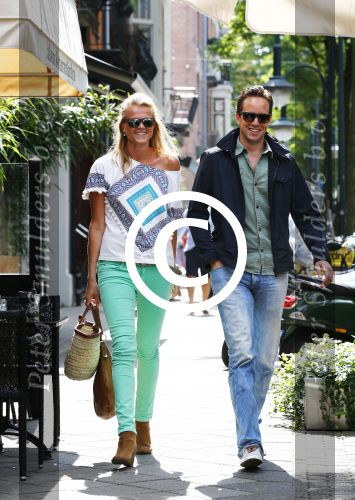 Amsterdam 17 augustus 2013
Tessa van Hoof met haar vriend op de cornelis schuytstraat.
Peter Smulders bv