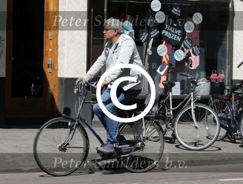 Amsterdam 14 augustus 2013
Theodor Holman op de fiets
Peter Smulders bv
