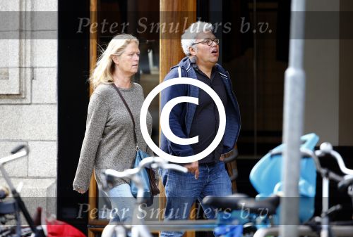 Amsterdam 19 augustus 2013
Theodor Holman met zijn vrouw op straat in Amsterdam.
Peter Smulders bv