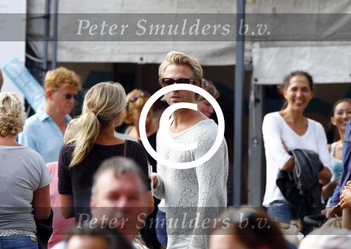 Amsterdam 18 augustus 2013
Thijs Romer met dochter Sammie en Wendy v Dijk met dochter Lizzy en partner Erland Galjaard op de parade.
Peter Smulders bv
