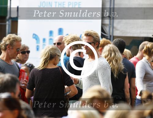 Amsterdam 18 augustus 2013
Thijs Romer met dochter Sammie en Wendy v Dijk met dochter Lizzy en partner Erland Galjaard op de parade.
Peter Smulders bv