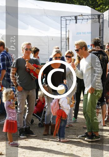 Amsterdam 18 augustus 2013
Thijs Romer met dochter Sammie en Wendy v Dijk met dochter Lizzy en partner Erland Galjaard op de parade.
Peter Smulders bv