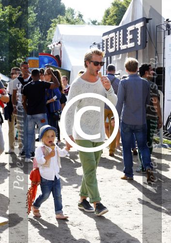 Amsterdam 18 augustus 2013
Thijs Romer met dochter Sammie en Wendy v Dijk met dochter Lizzy en partner Erland Galjaard op de parade.
Peter Smulders bv
