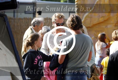 Amsterdam 18 augustus 2013
Thijs Romer met dochter Sammie en Wendy v Dijk met dochter Lizzy en partner Erland Galjaard op de parade.
Peter Smulders bv