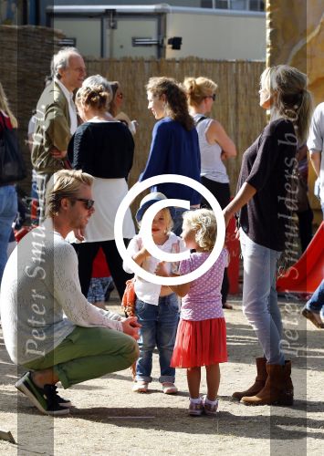 Amsterdam 18 augustus 2013
Thijs Romer met dochter Sammie en Wendy v Dijk met dochter Lizzy en partner Erland Galjaard op de parade.
Peter Smulders bv