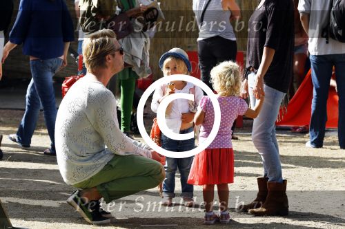 Amsterdam 18 augustus 2013
Thijs Romer met dochter Sammie en Wendy v Dijk met dochter Lizzy en partner Erland Galjaard op de parade.
Peter Smulders bv