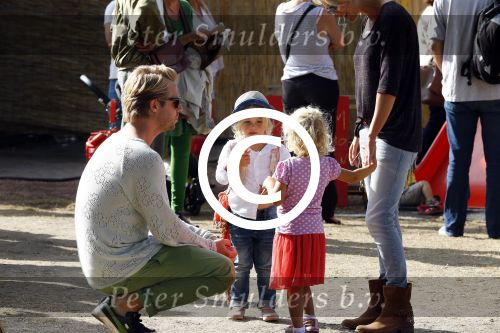 Amsterdam 18 augustus 2013
Thijs Romer met dochter Sammie en Wendy v Dijk met dochter Lizzy en partner Erland Galjaard op de parade.
Peter Smulders bv