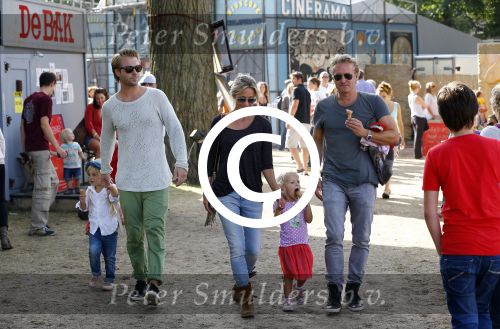 Amsterdam 18 augustus 2013
Thijs Romer met dochter Sammie en Wendy v Dijk met dochter Lizzy en partner Erland Galjaard op de parade.
Peter Smulders bv