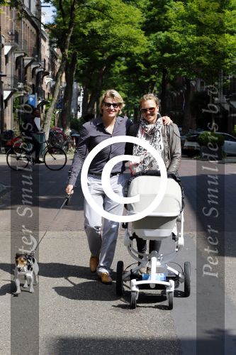 Amsterdam 19 augustus 2013
Thomas Berge (Chiel Ottink) met Myrthe Mylius en zoontje Jack Ottink op de cornelis schuytstraat.
Peter Smulders bv