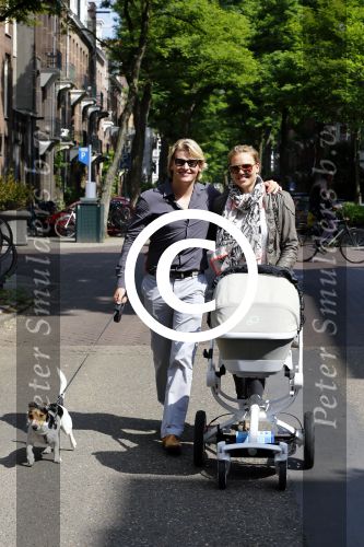Amsterdam 19 augustus 2013
Thomas Berge (Chiel Ottink) met Myrthe Mylius en zoontje Jack Ottink op de cornelis schuytstraat.
Peter Smulders bv