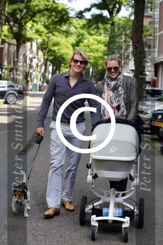 Amsterdam 19 augustus 2013
Thomas Berge (Chiel Ottink) met Myrthe Mylius en zoontje Jack Ottink op de cornelis schuytstraat.
Peter Smulders bv