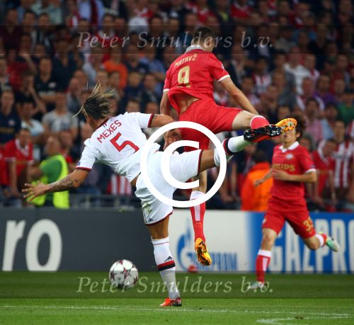 Eindhoven, 20 Augustus 2013
3e Voorronde CL PSV-AC Milan, eindstand 1-1
Tim Matavz in duel met Philippe Mexes
Foto Peter Smulders BV