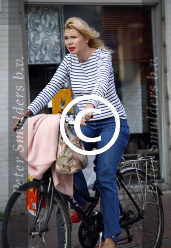Amsterdam 25 augustus 2013
Tjitske Reidinga op de fiets in Amsterdam.
Peter Smulders bv