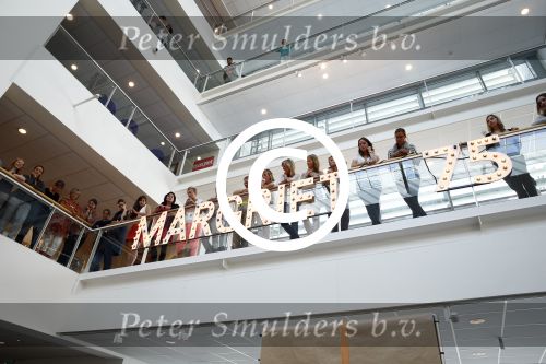 Hoofddorp 29 augustus 2013
Presentatie van de Margriet met Natasja Foger als hoofdredaktrice.
Leontine v d Bos de reguliere hoofdredaktrice geeft aar het eerste exemplaar en Rene Froger zingt voor Natasja bij sanoma uitgevers
