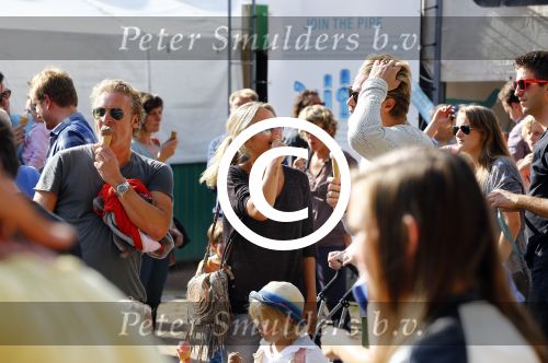Amsterdam 18 augustus 2013
Thijs Romer met dochter Sammie en Wendy v Dijk met dochter Lizzy en partner Erland Galjaard op de parade.
Peter Smulders bv