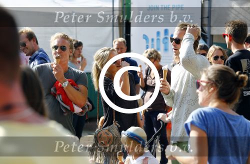 Amsterdam 18 augustus 2013
Thijs Romer met dochter Sammie en Wendy v Dijk met dochter Lizzy en partner Erland Galjaard op de parade.
Peter Smulders bv