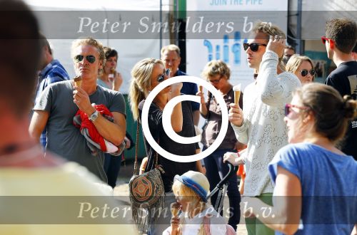 Amsterdam 18 augustus 2013
Thijs Romer met dochter Sammie en Wendy v Dijk met dochter Lizzy en partner Erland Galjaard op de parade.
Peter Smulders bv