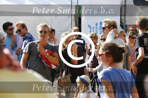 Amsterdam 18 augustus 2013
Thijs Romer met dochter Sammie en Wendy v Dijk met dochter Lizzy en partner Erland Galjaard op de parade.
Peter Smulders bv