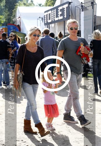 Amsterdam 18 augustus 2013
Thijs Romer met dochter Sammie en Wendy v Dijk met dochter Lizzy en partner Erland Galjaard op de parade.
Peter Smulders bv