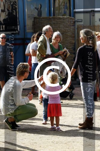 Amsterdam 18 augustus 2013
Thijs Romer met dochter Sammie en Wendy v Dijk met dochter Lizzy en partner Erland Galjaard op de parade.
Peter Smulders bv