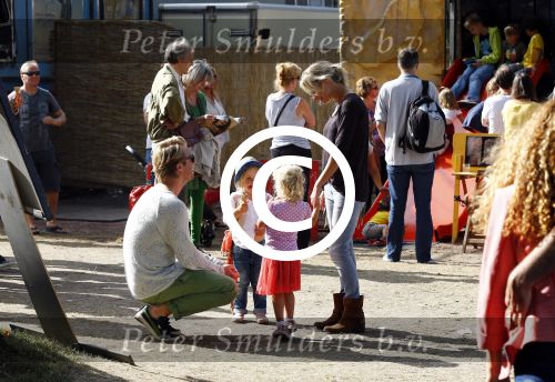 Amsterdam 18 augustus 2013
Thijs Romer met dochter Sammie en Wendy v Dijk met dochter Lizzy en partner Erland Galjaard op de parade.
Peter Smulders bv
