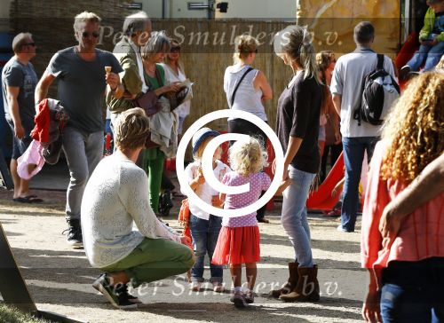 Amsterdam 18 augustus 2013
Thijs Romer met dochter Sammie en Wendy v Dijk met dochter Lizzy en partner Erland Galjaard op de parade.
Peter Smulders bv