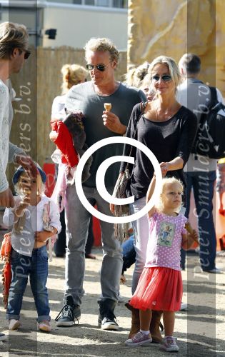 Amsterdam 18 augustus 2013
Thijs Romer met dochter Sammie en Wendy v Dijk met dochter Lizzy en partner Erland Galjaard op de parade.
Peter Smulders bv
