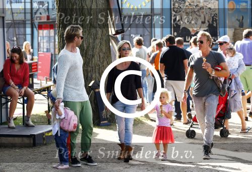 Amsterdam 18 augustus 2013
Thijs Romer met dochter Sammie en Wendy v Dijk met dochter Lizzy en partner Erland Galjaard op de parade.
Peter Smulders bv