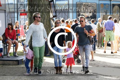 Amsterdam 18 augustus 2013
Thijs Romer met dochter Sammie en Wendy v Dijk met dochter Lizzy en partner Erland Galjaard op de parade.
Peter Smulders bv