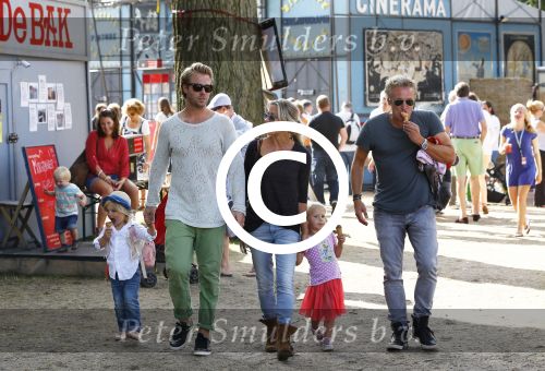 Amsterdam 18 augustus 2013
Thijs Romer met dochter Sammie en Wendy v Dijk met dochter Lizzy en partner Erland Galjaard op de parade.
Peter Smulders bv