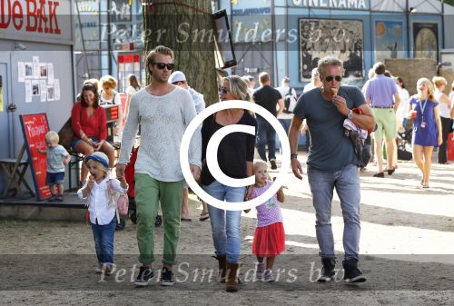 Amsterdam 18 augustus 2013
Thijs Romer met dochter Sammie en Wendy v Dijk met dochter Lizzy en partner Erland Galjaard op de parade.
Peter Smulders bv