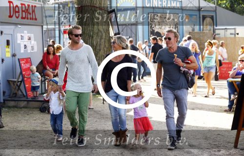 Amsterdam 18 augustus 2013
Thijs Romer met dochter Sammie en Wendy v Dijk met dochter Lizzy en partner Erland Galjaard op de parade.
Peter Smulders bv