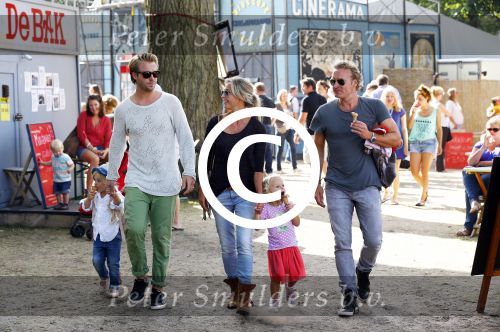Amsterdam 18 augustus 2013
Thijs Romer met dochter Sammie en Wendy v Dijk met dochter Lizzy en partner Erland Galjaard op de parade.
Peter Smulders bv