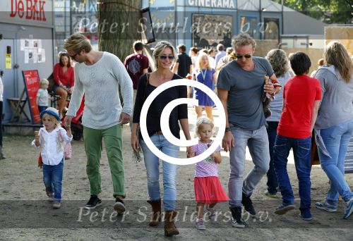 Amsterdam 18 augustus 2013
Thijs Romer met dochter Sammie en Wendy v Dijk met dochter Lizzy en partner Erland Galjaard op de parade.
Peter Smulders bv