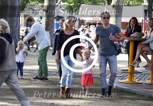 Amsterdam 18 augustus 2013
Thijs Romer met dochter Sammie en Wendy v Dijk met dochter Lizzy en partner Erland Galjaard op de parade.
Peter Smulders bv
