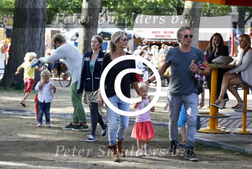 Amsterdam 18 augustus 2013
Thijs Romer met dochter Sammie en Wendy v Dijk met dochter Lizzy en partner Erland Galjaard op de parade.
Peter Smulders bv