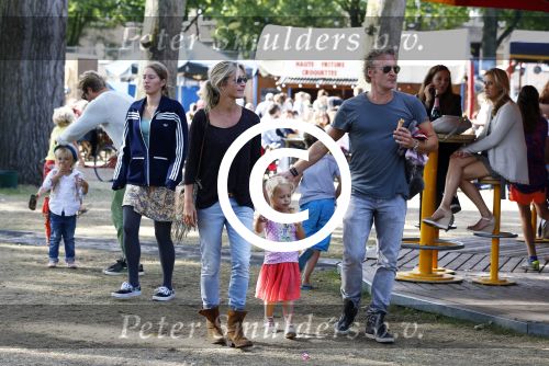 Amsterdam 18 augustus 2013
Thijs Romer met dochter Sammie en Wendy v Dijk met dochter Lizzy en partner Erland Galjaard op de parade.
Peter Smulders bv