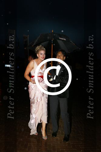 Scheveningen 9 september 2013
Premiere Smoorverliefd in het circustheater.
Wibi Soerjadi met zijn vriendin onder paraplu