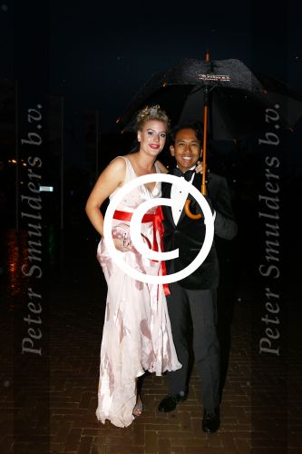 Scheveningen 9 september 2013
Premiere Smoorverliefd in het circustheater.
Wibi Soerjadi met zijn vriendin onder paraplu