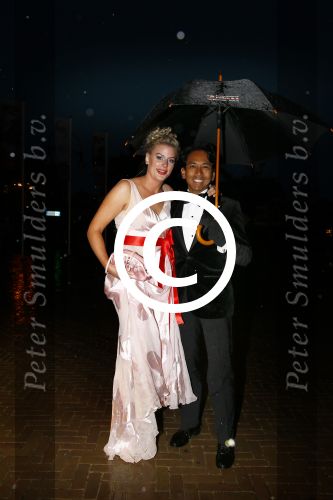 Scheveningen 9 september 2013
Premiere Smoorverliefd in het circustheater.
Wibi Soerjadi met zijn vriendin onder paraplu