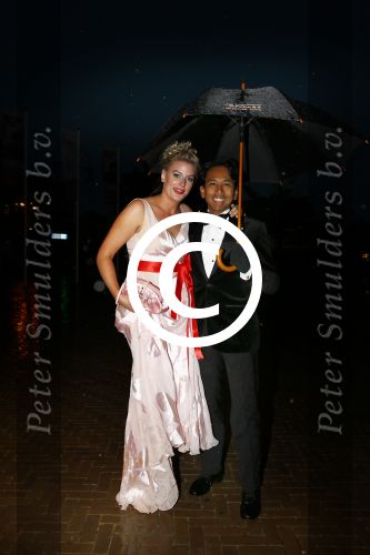 Scheveningen 9 september 2013
Premiere Smoorverliefd in het circustheater.
Wibi Soerjadi met zijn vriendin onder paraplu