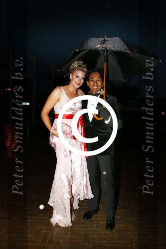 Scheveningen 9 september 2013
Premiere Smoorverliefd in het circustheater.
Wibi Soerjadi met zijn vriendin onder paraplu