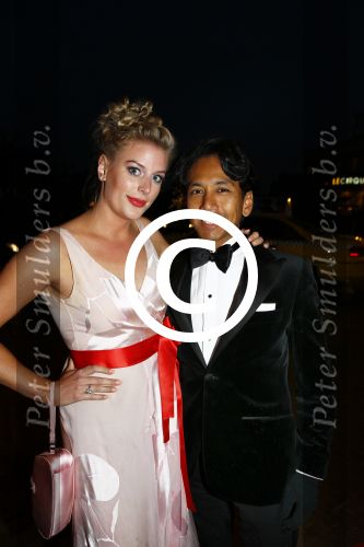 Scheveningen 9 september 2013
Premiere Smoorverliefd in het circustheater.
Wibi Soerjadi met zijn vriendin onder paraplu