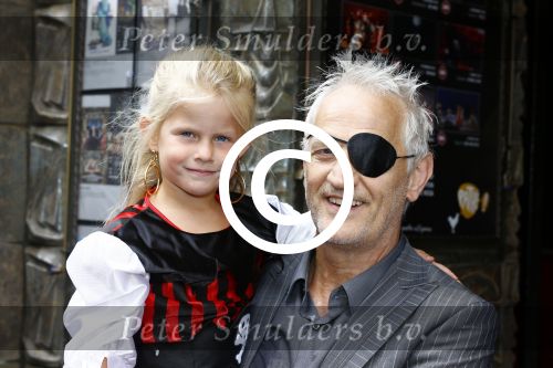 Amsterdam 31 augustus 2013
Premiere Piet Piraat in Tuschinski.
Wilbert Gieske met dochter en kleindochter