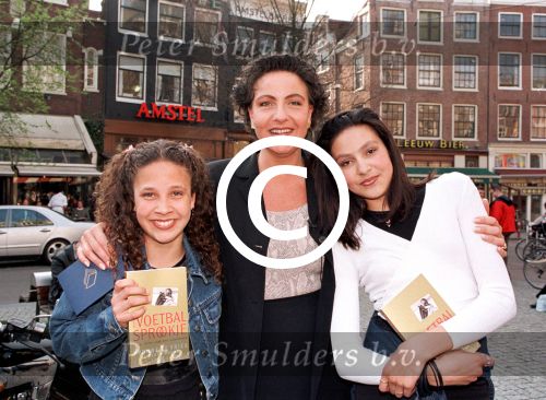 Amsterdam 31 maart 1999
Yvonne de Vries ( Gullit ) met haar twee dochters


PETER SMULDERS BV