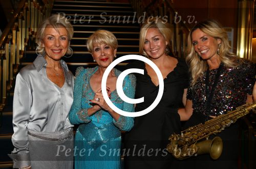 Rotterdam, 7 September 2014
Anneke Gronlof 55 jaar artiest
Anneke Gronloh, Marjon Lambriks, Candy Dulfer en Zangeres Do Zangeres
Foto Peter Smulders BV