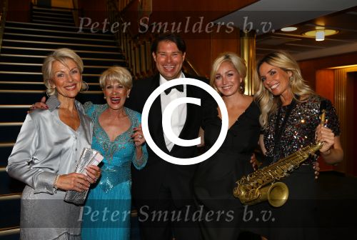 Rotterdam, 7 September 2014
Anneke Gronlof 55 jaar artiest
Anneke Gronloh, Marjon Lambriks, Candy Dulfer en Zangeres Do Zangeres
Foto Peter Smulders BV