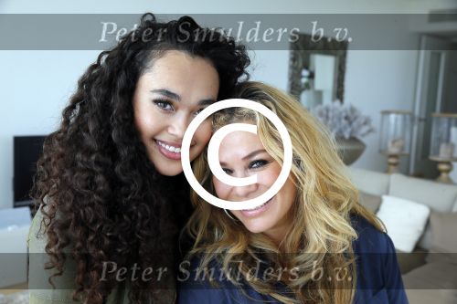 Utrecht 3 september 2014
Binnen kijken bij Antje Monteiro en haar dochter Romy Monteiro. Ze wonnen in hetzelfd complex boven elkaar. (appartement/huis) Het complex staat naast het Utrecht stadion.