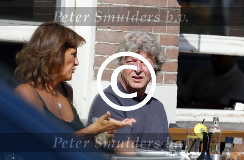 Amsterdam 12 september 2014
Astrid Joosten met (een) vriend op terras in Amsterdam zuid